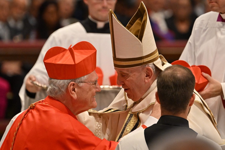 Papa Francisco  eleva o monsenhor Leonardo Steiner (esquerda), de Manaus, a cardeal em cerimônia no Vaticano