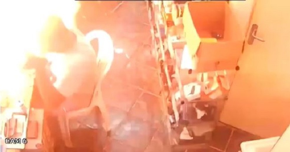 Vídeo mostra explosão de bateria de celular em loja de Vitória — Foto: Eugênio Martini