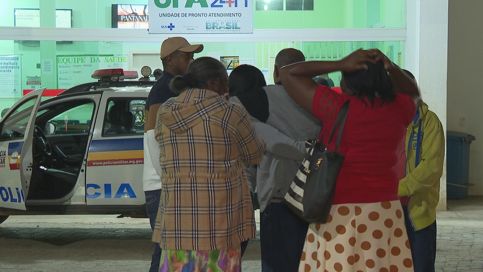 Família reúnida na porta da UPA após morte de bebê.— Foto: Henrique Campos/TV Globo