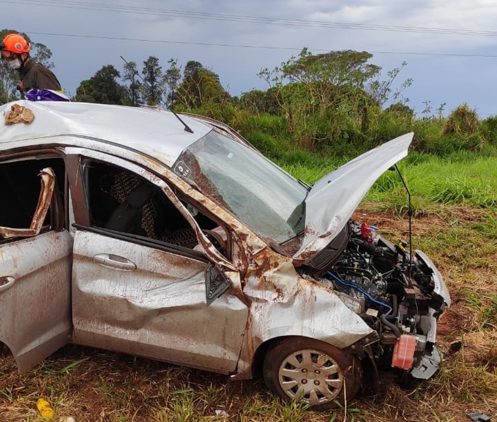 Carro capotou na Rodovia Assis Chateaubriand (SP-425), em Tarabai — Foto: David de Tarso/TV Fronteira