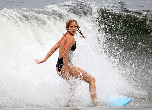 Isabella Santoni surfa em praia carioca (Foto: Agnews)