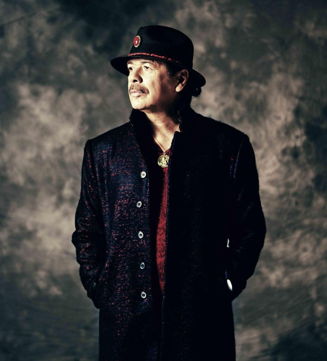 Após desmaiar no palco, Carlos Santana diz que foi diagnosticado com exaustão (Foto: Reprodução/ Instagram)
