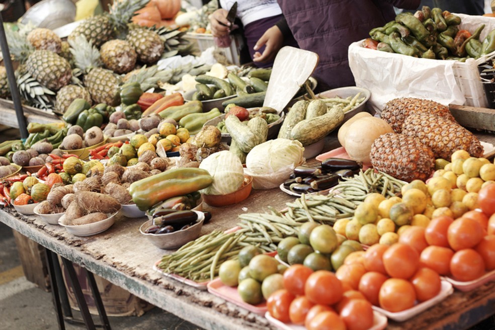 Feiras livres e sacolões oferecem maior variedade de frutas, verduras e hortaliças com preços melhores — Foto: iStock Getty Images