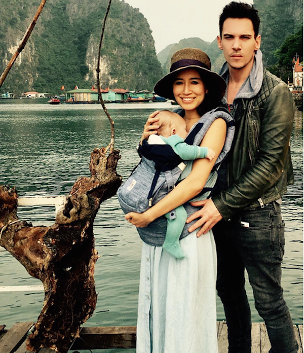 O ator Jonathan Rhys-Meyers com a esposa e o filho (Foto: Instagram)