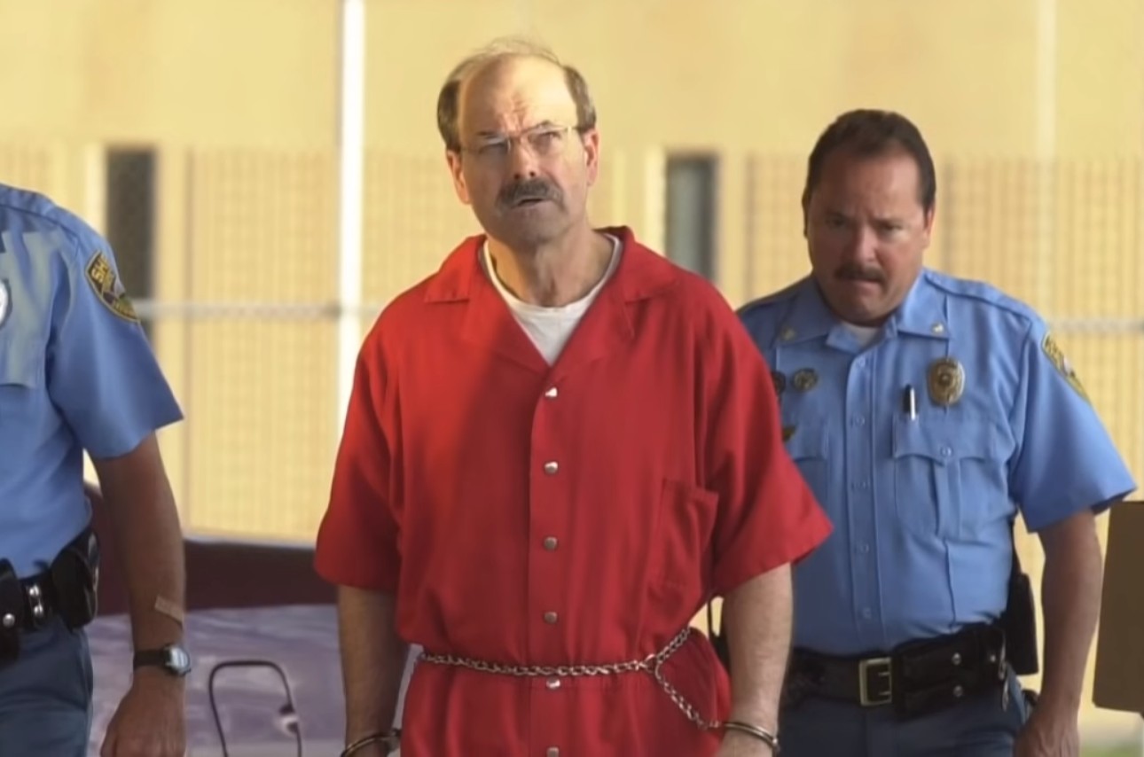 Em março de 2005, Dennis Rader foi oficialmente acusado de 10 acusações de assassinato em primeiro grau (Foto: Reprodução youtube)
