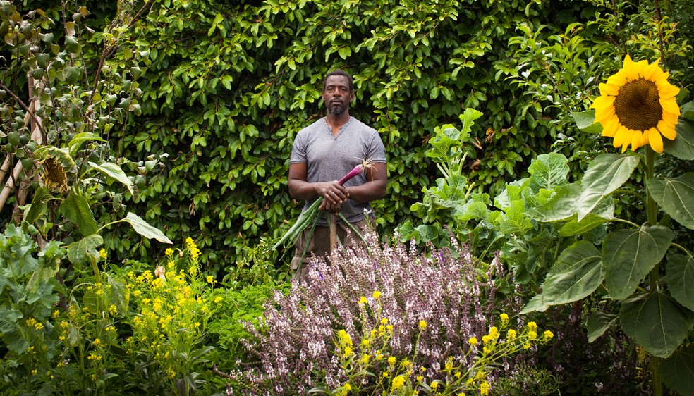 Ron Finley: “Cansei de dirigir 45 minutos para comprar uma maçã que não estivesse impregnada de pesticidas” — Foto: Courtesy of The Ron Finley Project