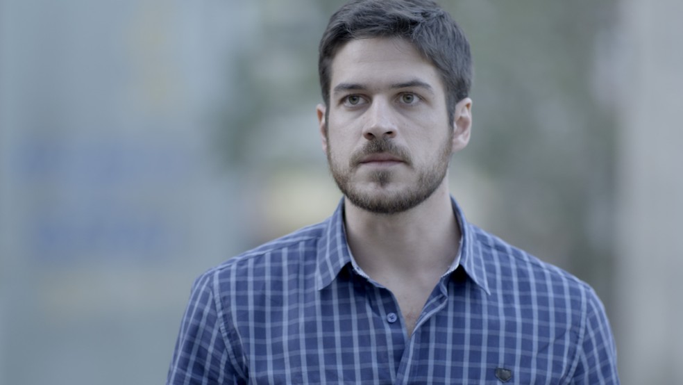 Zeca fica incomodado ao ver Jeiza e Caio juntos (Foto: TV Globo)