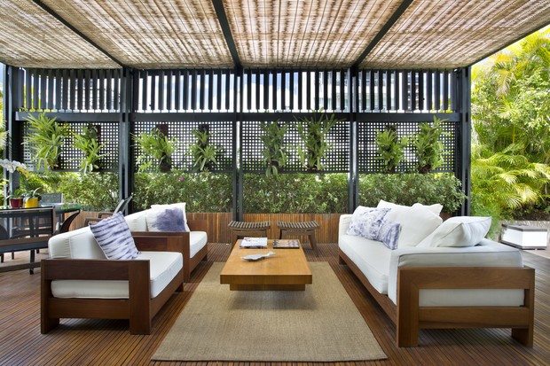 Décor do dia: terraço com jardim e deck de madeira para curtir ao ar livre (Foto: Juliano Colodeti/ MCA Estúdio)