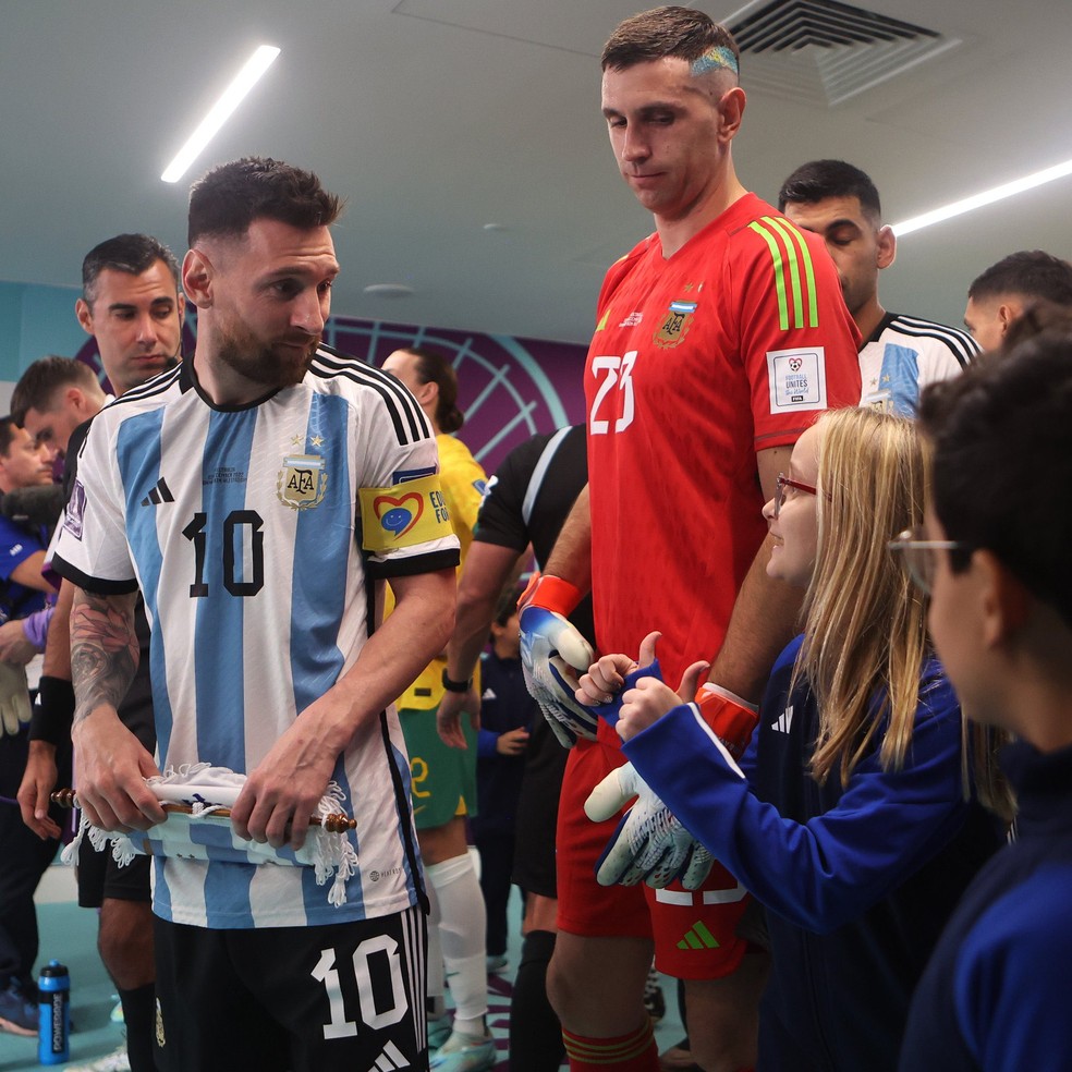 Messi conversa com menina momentos antes de Argentina x Austrália — Foto: Divulgação/Fifa