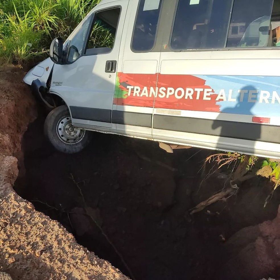 Van sai da pista e vai parar em cima de cratera no acostamento da BR-135, em São Luís — Foto: Divulgação/Redes sociais