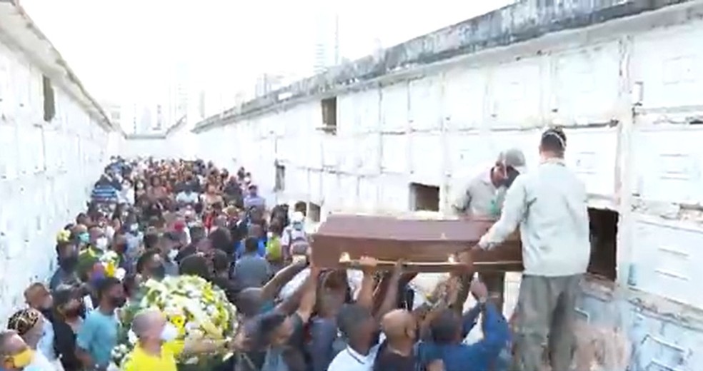 Corpo de homem morto a tiros por idoso de 98 anos é enterrado em Salvador — Foto: Reprodução / TV Bahia