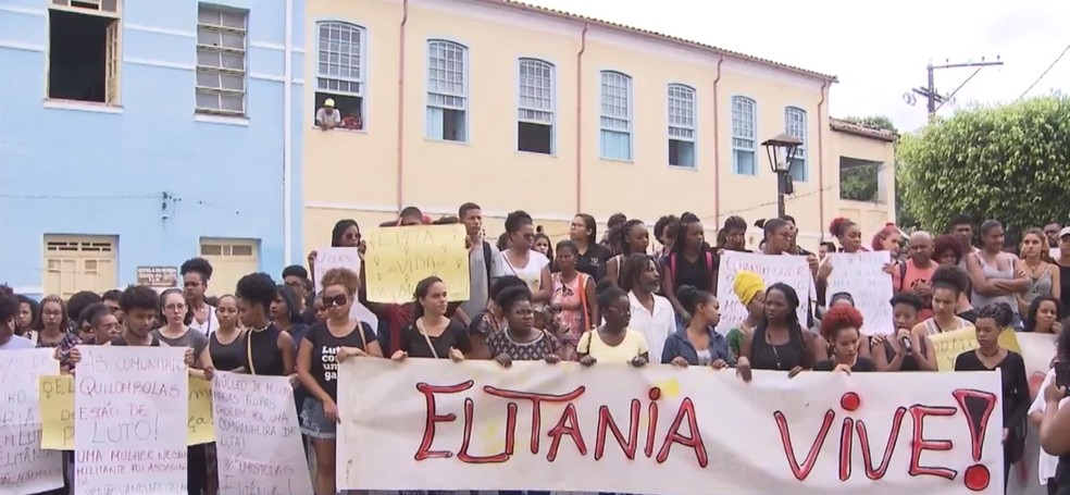 Familiares e amigos fizeram protesto durante enterro do corpo de Elitânia — Foto: Reprodução/TV Bahia