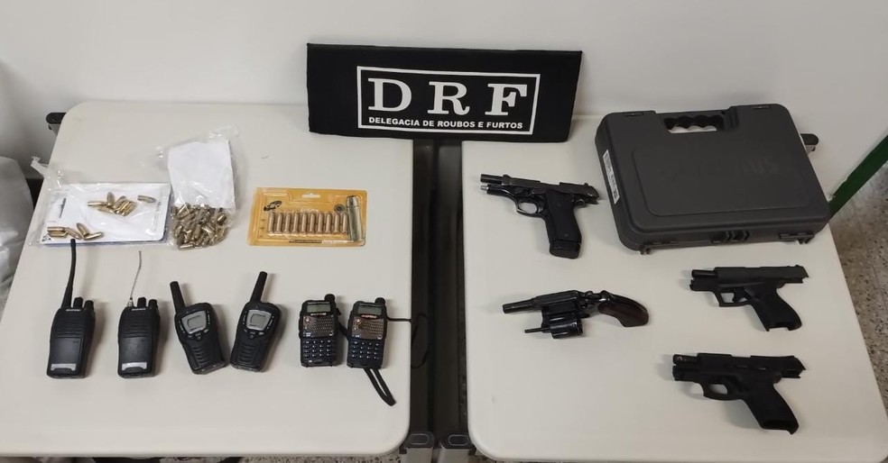 Dois homens foram presos e quatro armas de fogo foram apreendidas. — Foto: Polícia Civil/ Divulgação