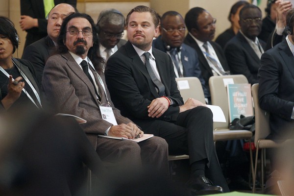 Leonardo DiCaprio e o pai, George DiCaprio, em conferência climática em Paris em 2015 (Foto: Getty Images)