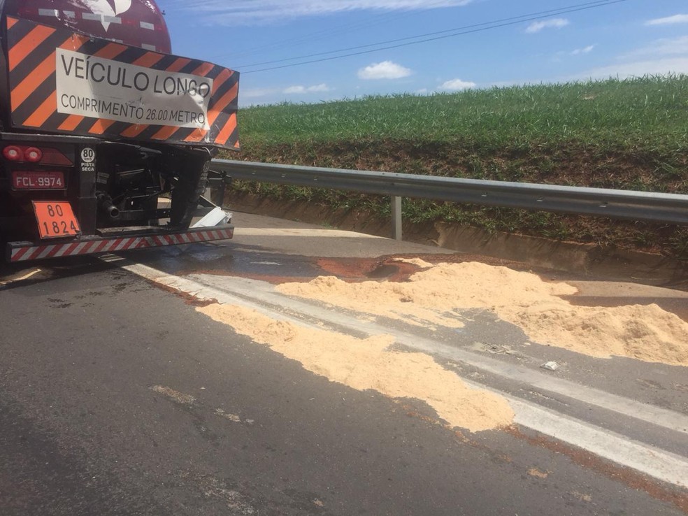 Caminhão atingido carregava produto corrosivo e derrubou líquido na pista  — Foto: Gabriel Tibaldo/TV TEM