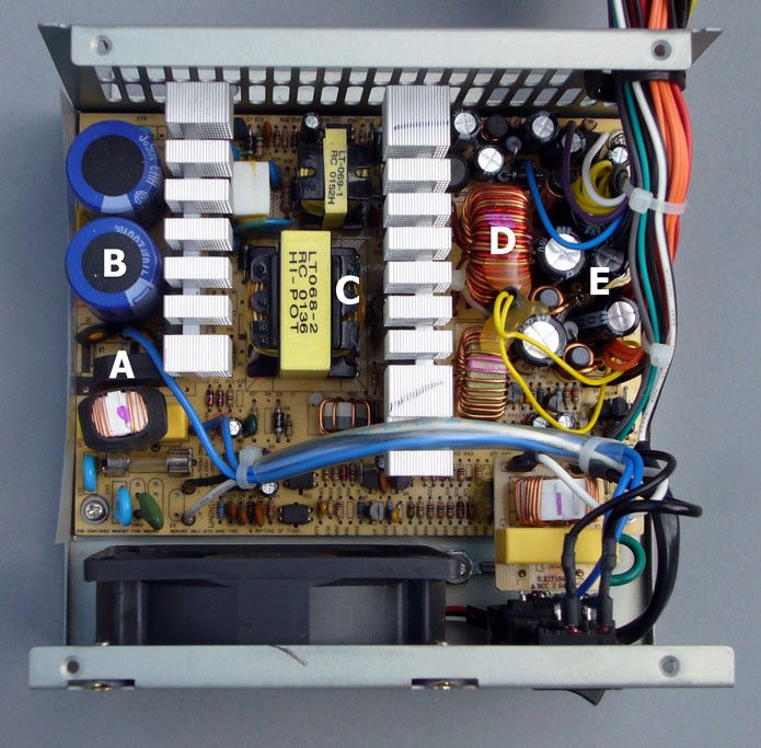 Fontes chaveadas contam com circuitos eletr?nicos, como mostra a imagem (Foto: Alan Liefting/Wikipedia)