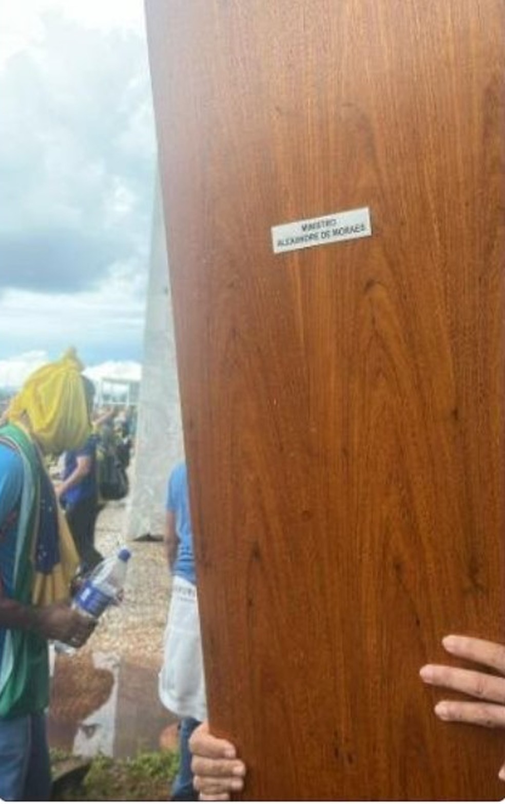 Homem carrega a porta do armário onde fica a toga usada pelo ministro do STF Alexandre de Moraes — Foto: Reprodução/Redes sociais