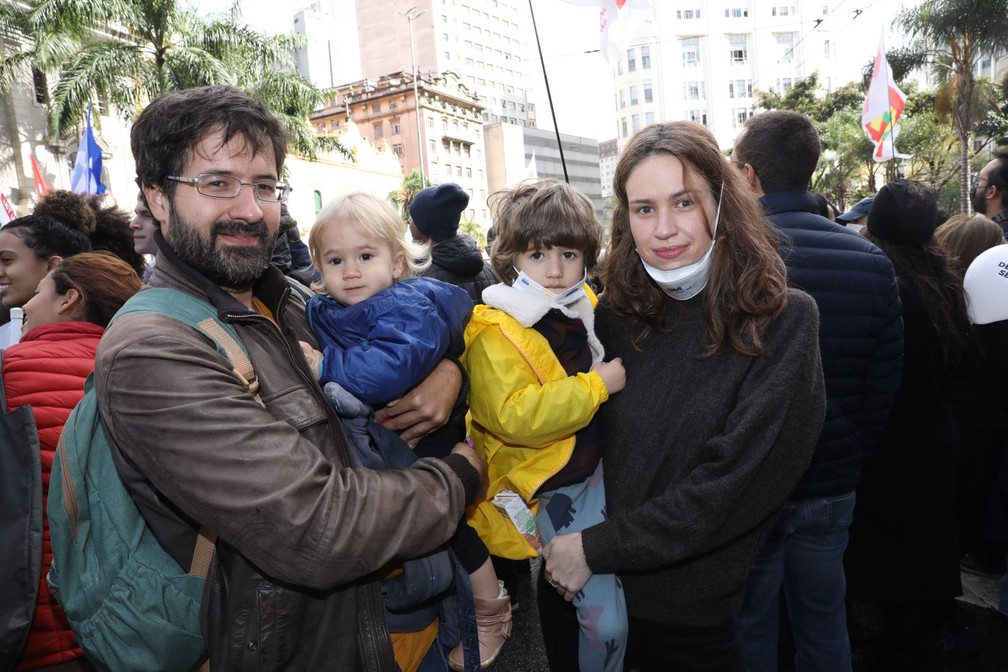 Família participa do ato pela democracia no Centro de SP — Foto: Celso Tavares/g1
