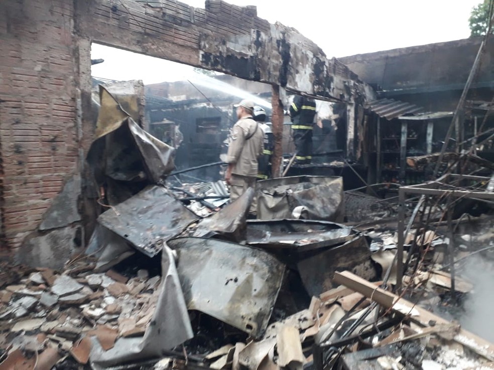 Teto desabou. Tudo que havia dentro ficou destruído — Foto: Osvaldo Nóbrega/TV Morena