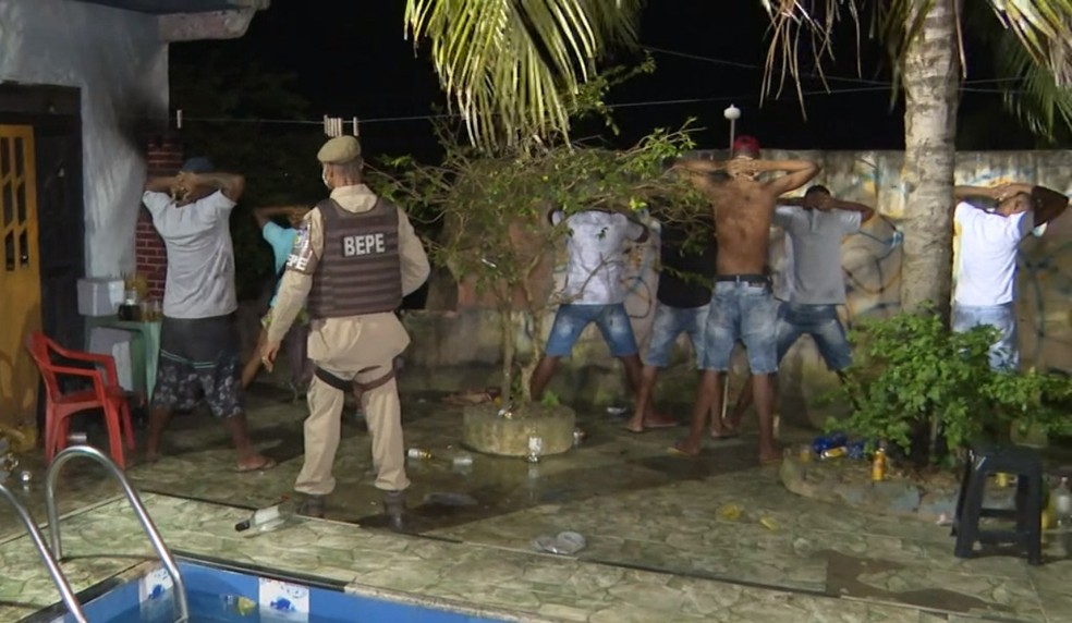 Polícia militar e agentes da prefeitura encerraram uma festa com mais de 100 pessoas na Estrada Velha do Aeroporto, em Salvador — Foto: Reprodução/TV Bahia