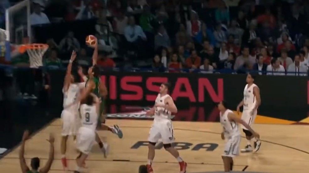 Rafael Mineiro fez linda jogada contra o México, na Copa América de Basquete em 2015 — Foto: Reprodução/Fiba