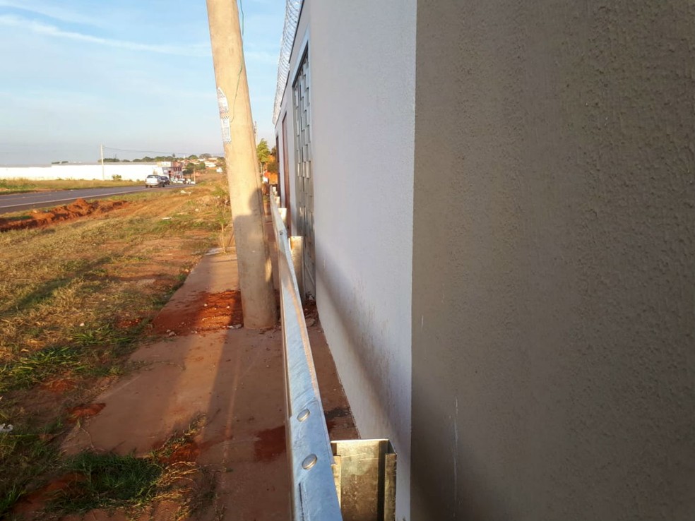 Defensas metálicas ficaram junto aos muros das casa: impasse entre prefeitura e governo do estado — Foto: Ariane Flores/TV TEM