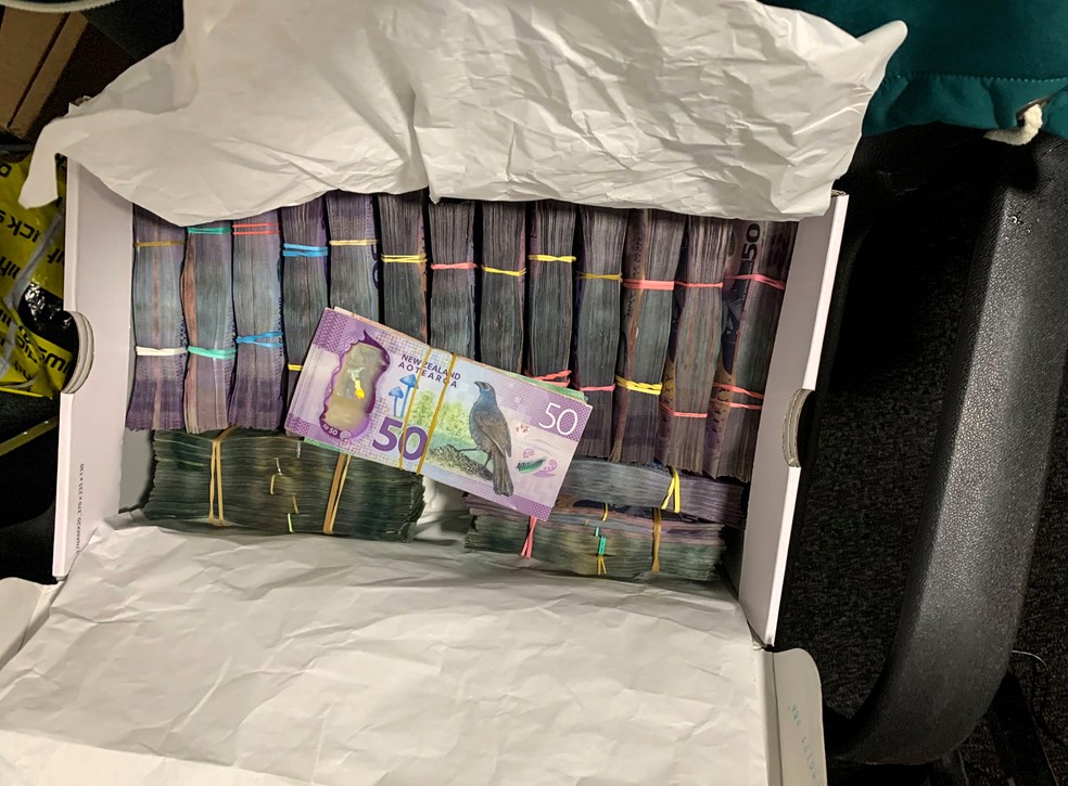 Foto sem data fornecida pela polícia da Nova Zelândia mostra uma caixa com grande quantidade de dinheiro apreendida na operação "Escudo de Troia" — Foto: Polícia da Nova Zelândia via AP