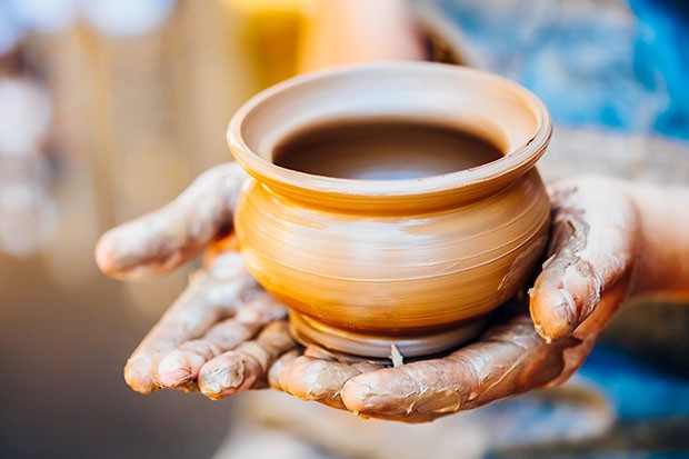 Pottery Craft Ceramic Clay In Potter Human Hand. Toned Instant Photo (Foto: Getty Images/iStockphoto)