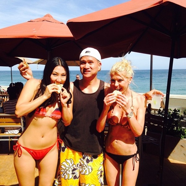 Tara comendo um burrito ao lado dos amigos (Foto: Instagram)