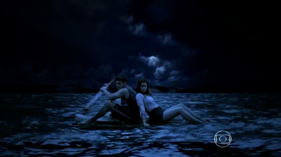 Juliano (Bruno Gissoni) e Natália (Daniela Escobar) tentam voltar para casa em uma jangada - 'Flor do Caribe' — Foto: Globo