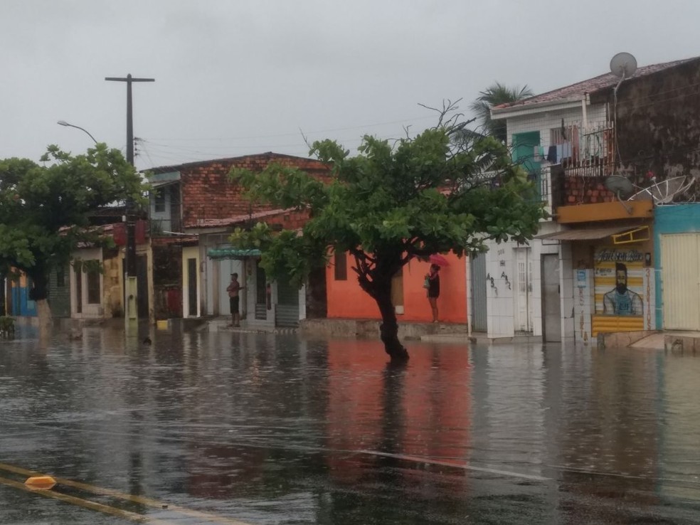 Bairro da Levada fica com ruas alagadas após chuva  (Foto: Carolina Sanches/G1AL)