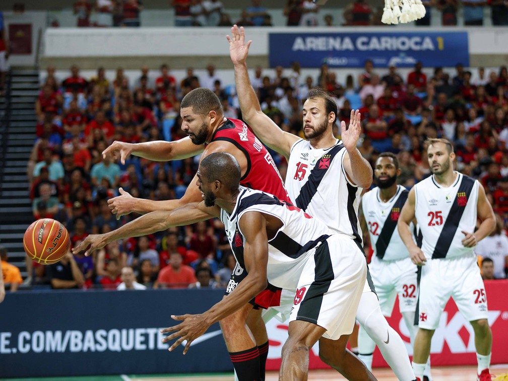 Olivinha disputa bola com os vascaínos Hayes e Renato (Foto: MDJ Fotografia)