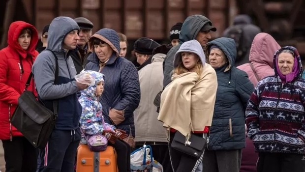Famílias esperam para embarcar em um trem na estação central de Kramatorsk, na região de Donbas, na Ucrânia, em 5 de abril (Foto: Getty Images via BBC)