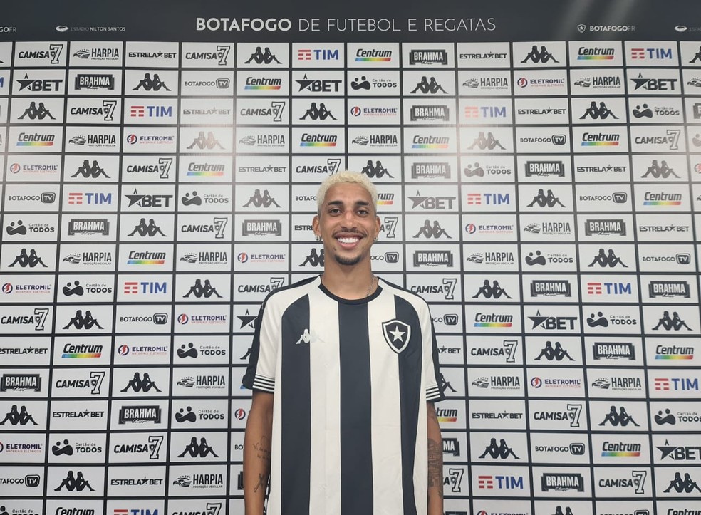 Kauê, atleta da base do Botafogo, no Nilton Santos — Foto: Juliana Sá