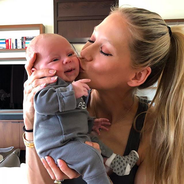 A ex-tenista Anna Kournikova com um de seus gêmeos recém-nascidos (Foto: Instagram)