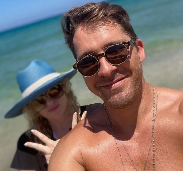 A atriz Rebel Wilson na praia com o amigo ator Hugh Sheridan (Foto: Instagram)