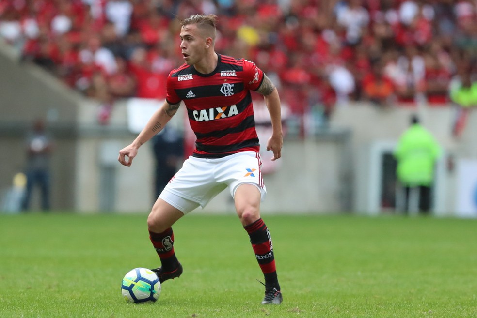 Torcida coloca Piris da Motta na vaga do suspenso Willian Ar&atilde;o &mdash; Foto: Gilvan de Souza/Flamengo