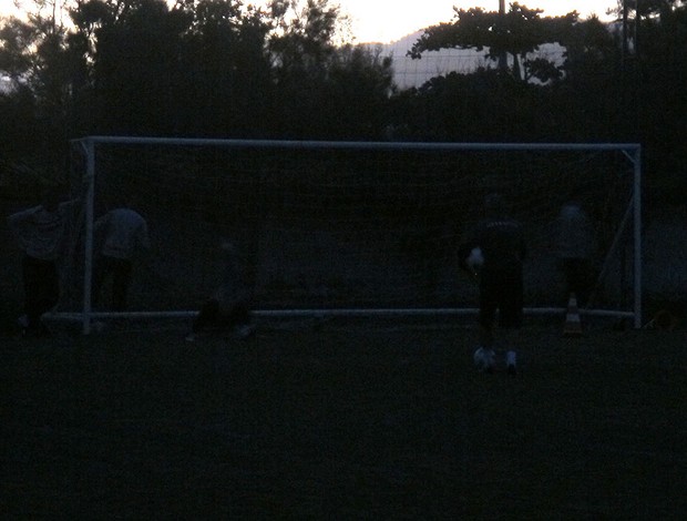 Goleiros treinam no escuro  (Foto: Thales Soares / Globoesporte.com)