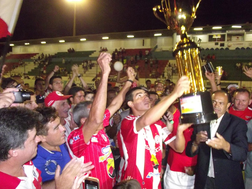 O Esporte de Patos é o maior campeão paraibano da segunda divisão, depois de levantar a taça em 2005, 2013 e 2015 (Foto: Damião Lucena / Globoesporte.com/pb)