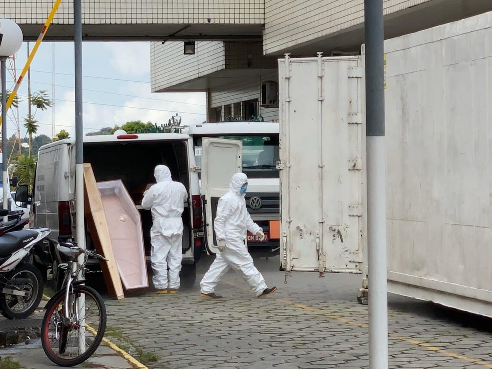 Funerária fazia remoção de corpos de câmara frigorífica instalada no HPS João Lúcio nesta manhã (17). — Foto: Carolina Diniz/G1AM