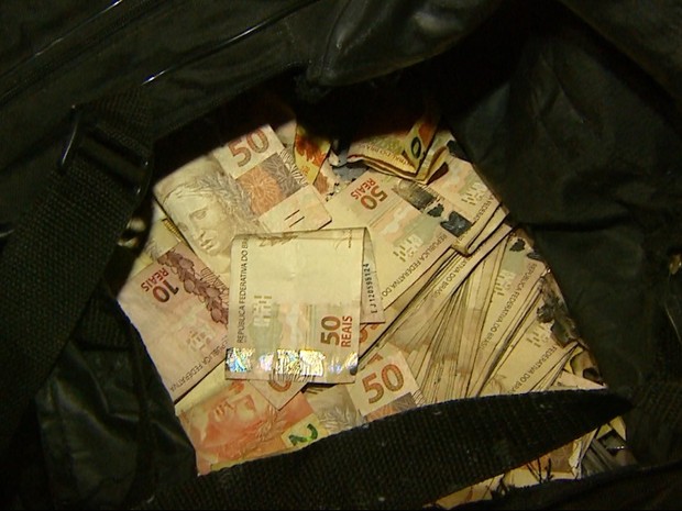 Cerca de R$ 16 mil foram recuperados com os assaltantes em Ribeirão Preto, SP (Foto: Paulo Souza/EPTV)