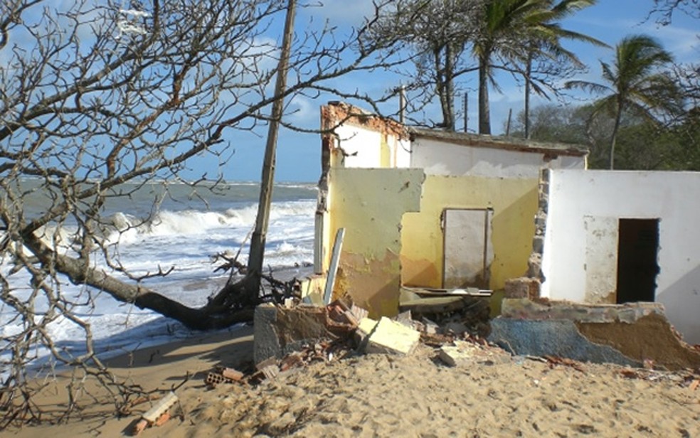 ErosÃ£o marinha causa derubada de imÃ³veis na cidade de Mucuri, no sul da Bahia (Foto: Athylla Borboema/ Teixeira News)