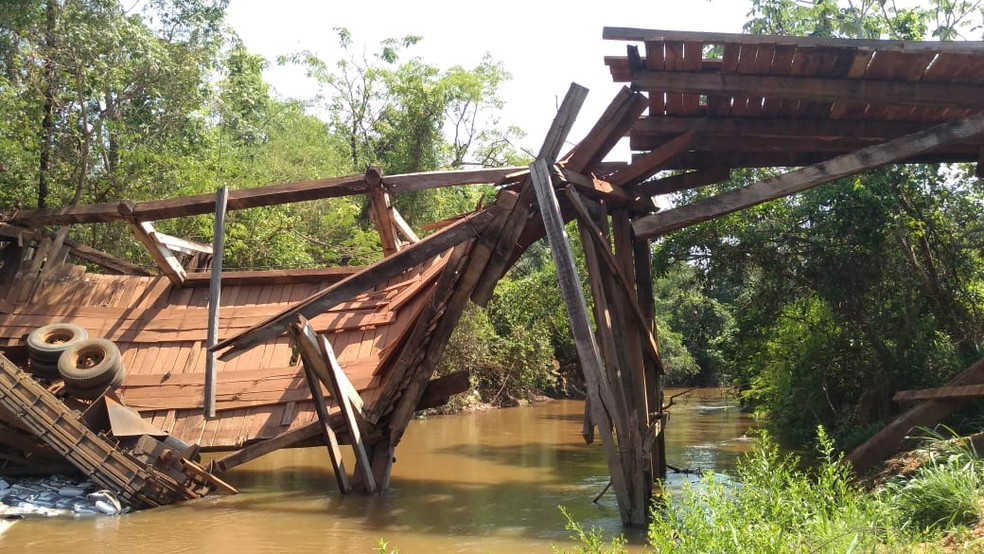 Prefeitura diz que local estava sinalizado e que veículo estava com excesso de peso — Foto: Prefeitura de Juscimeira/ Assessoria