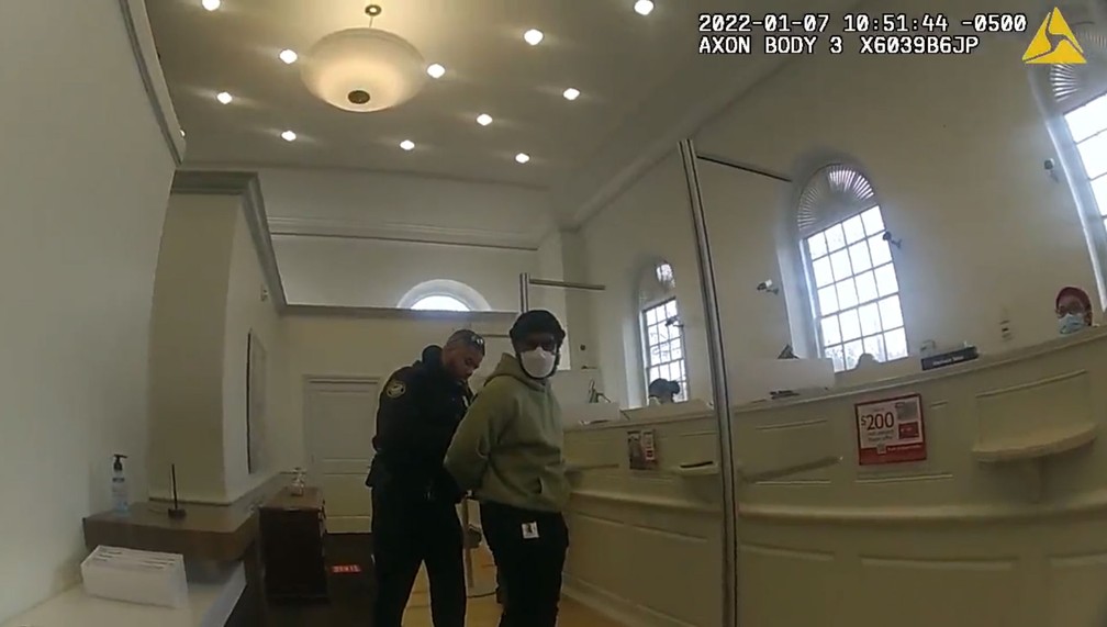 Polícial algema Ryan Coogler em banco nos EUA — Foto: Reprodução/FOX5Atlanta