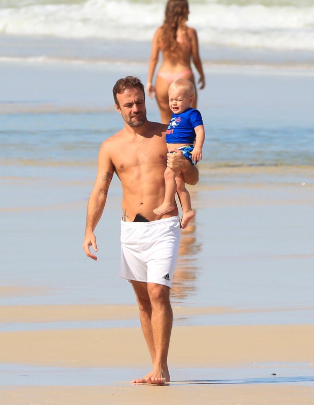 Roger Flores com o filho Tom na Praia da Barra, no Rio (Foto: Fabricio Pioyani/AgNews)