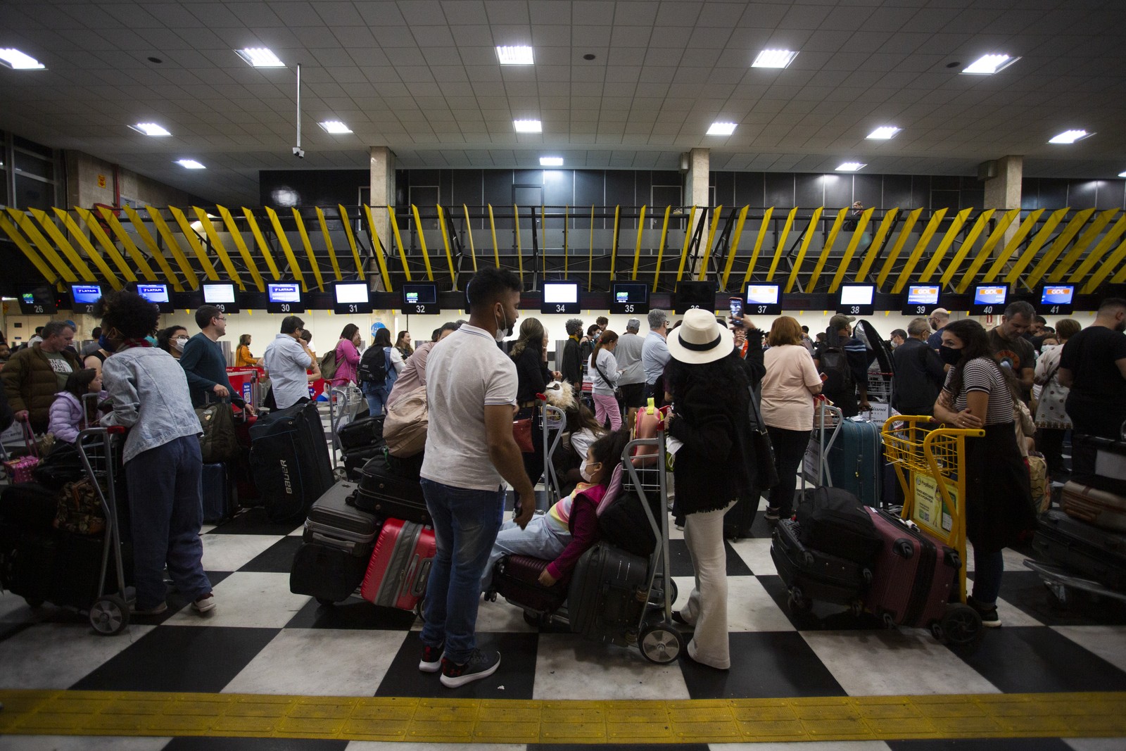 A área do check-in até as escadarias do embarque ficou lotada de passageiros de voos cancelados  — Foto: Maria Isabel Oliveira/Agência O Globo