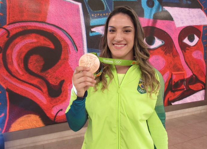 Mayra Aguiar exibe orgulhosa sua medalha de bronze (Foto: Renata Viot/Gshow)