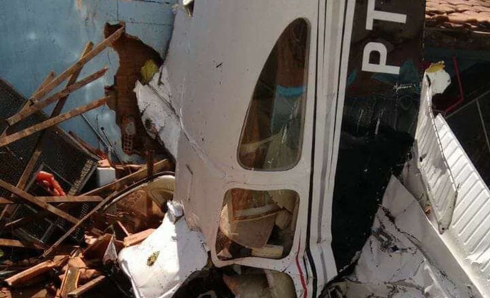 Aeronave caiu no quintal de uma casa em Rio Preto (Foto: Arquivo pessoal)