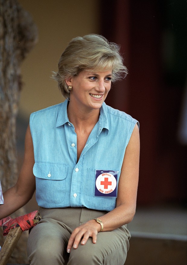 LUANDA, ANGOLA - JANUARY 14:  (NOT FOR NON-EDITORIAL USE WITHOUT PRIOR PERMISSION OF COPYRIGHT HOLDER)  Princess Diana In Luanda, Angola Wearing A Badge For The British Red Cross Charity. She Is Patron Of British Red Cross Youth.  (Photo by Tim Graham Pho (Foto: Tim Graham Photo Library via Get)