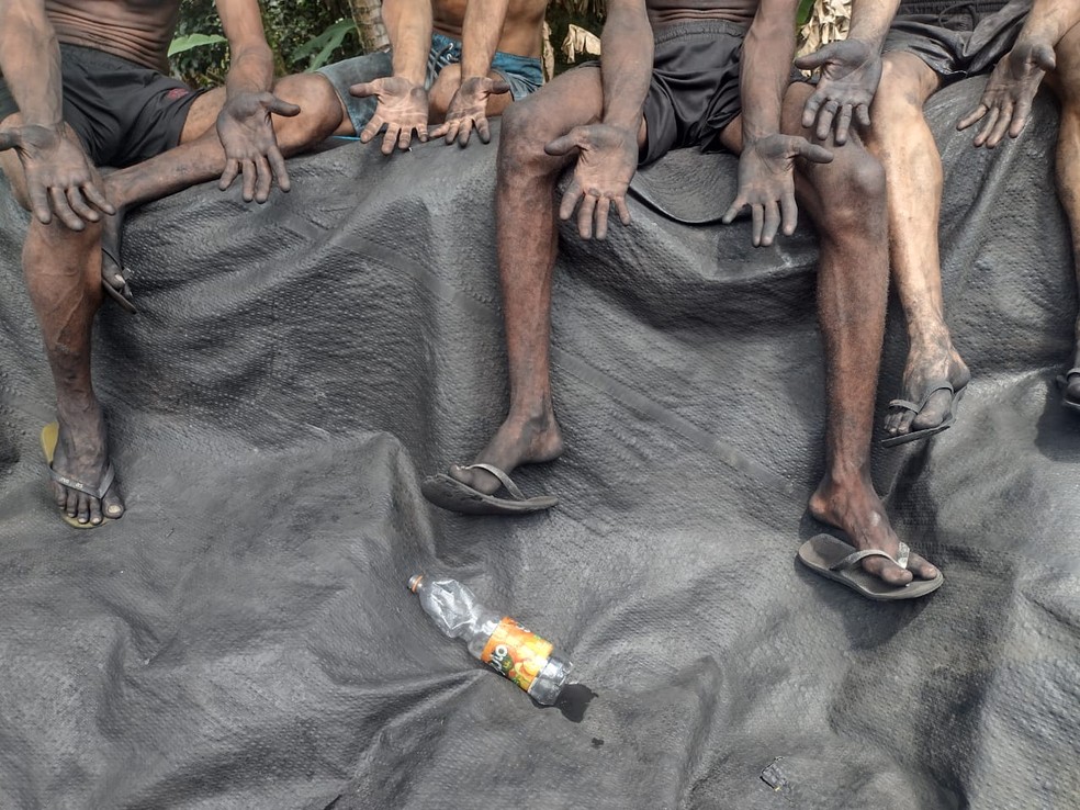 Trabalhadores são resgatados de trabalho similar ao escravo em carvoaria de Salvador — Foto: Cid Vaz/TV Bahia